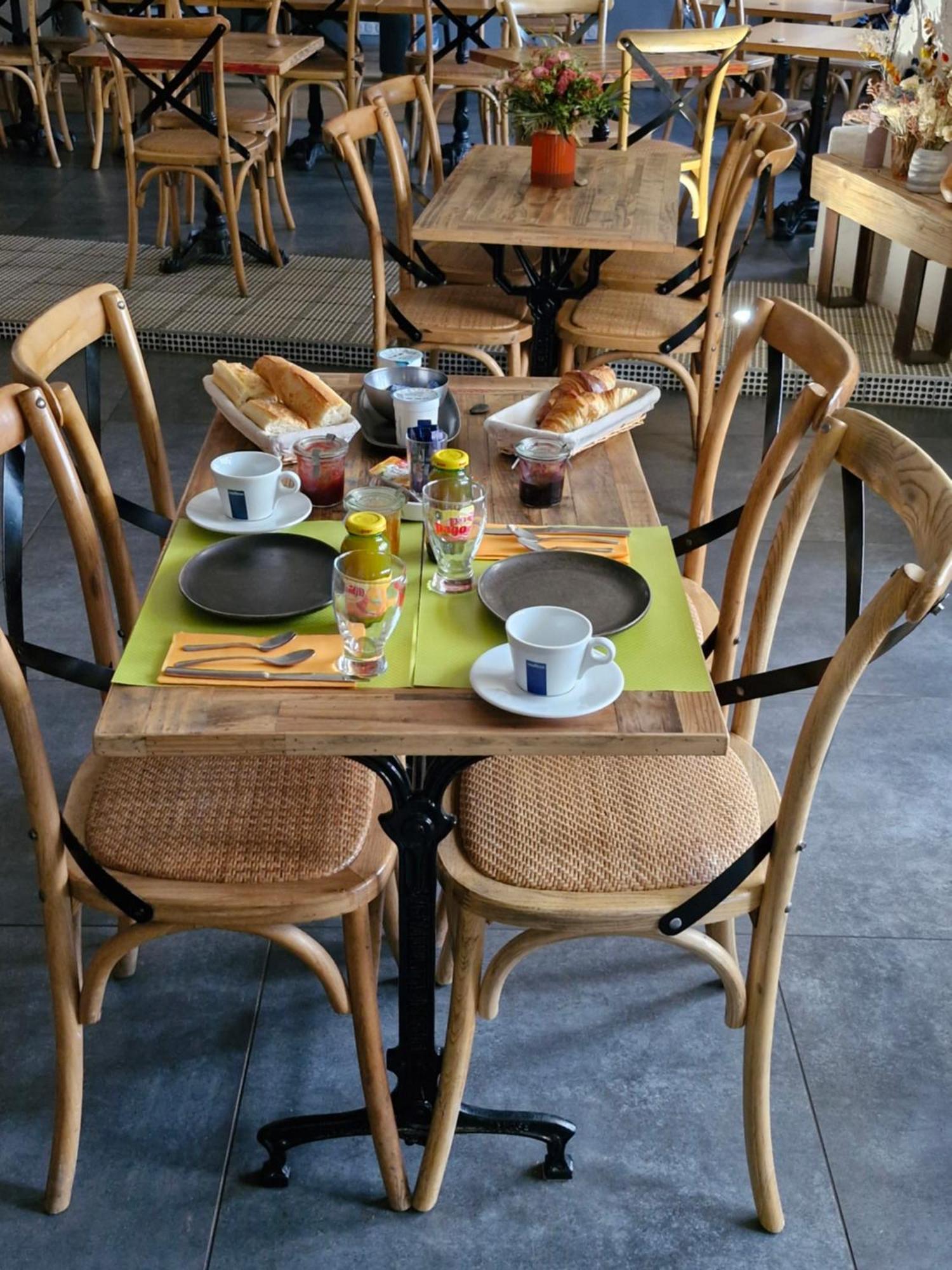 Chambres D'Hotes Du Bistrot D'Ici Saint-Saturnin  ภายนอก รูปภาพ